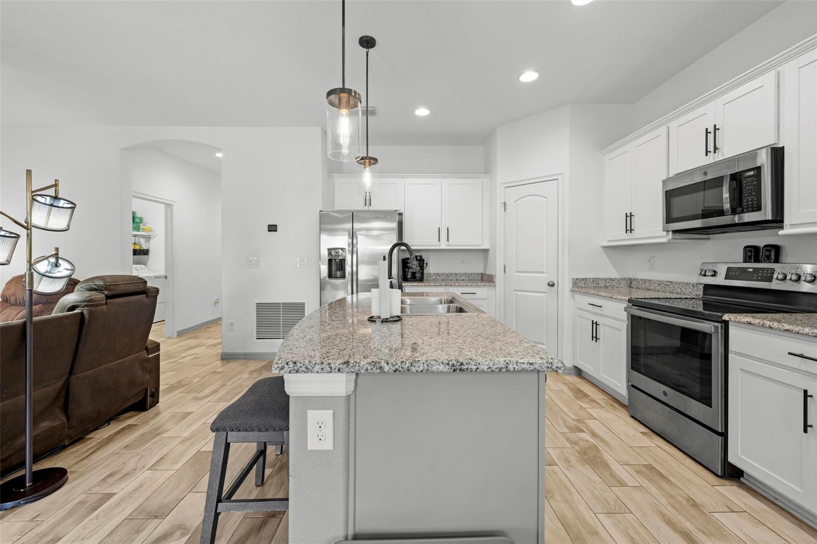 Listing photo id 23 for 690 Old Windsor Way