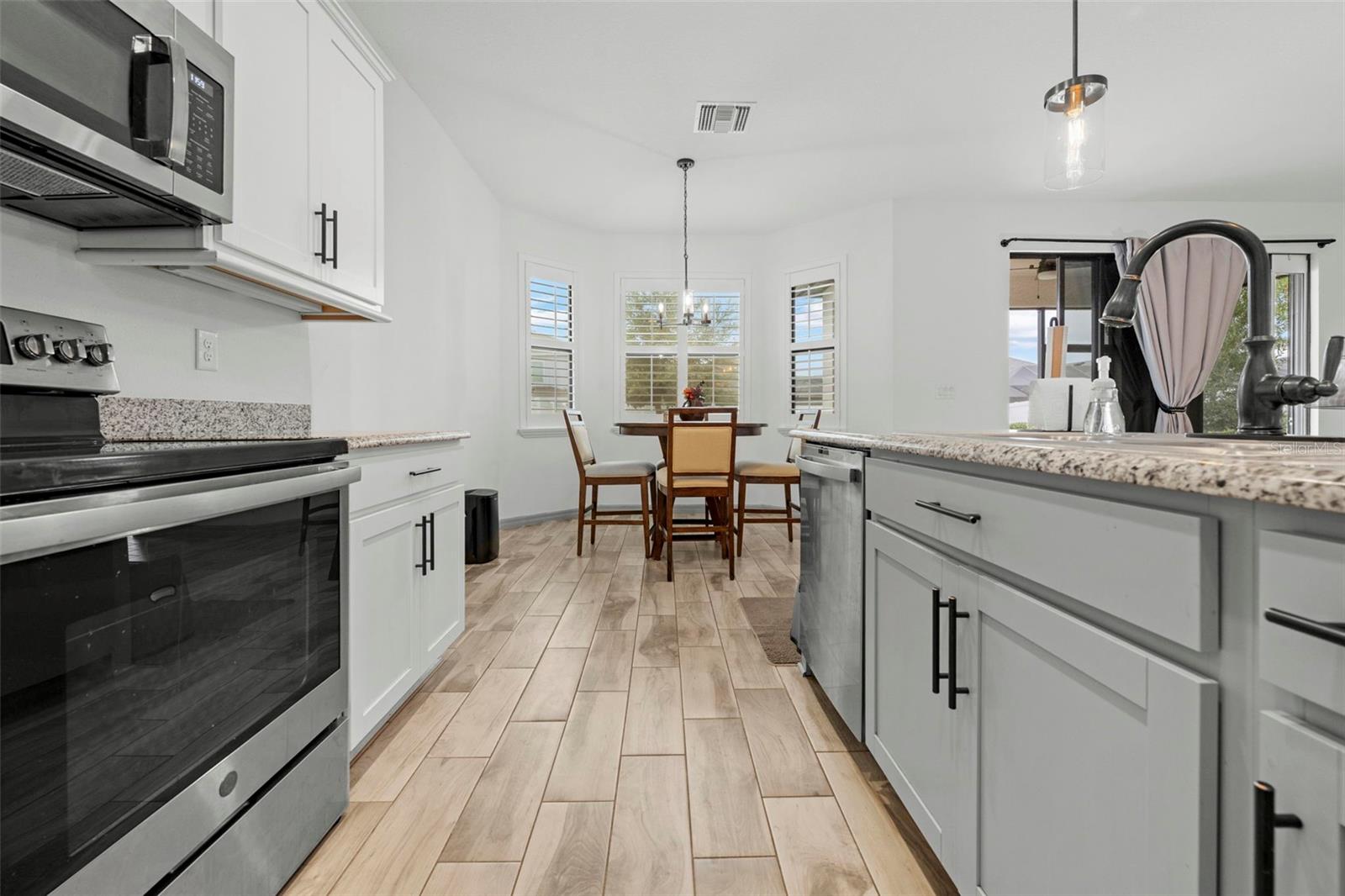 Listing photo id 24 for 690 Old Windsor Way