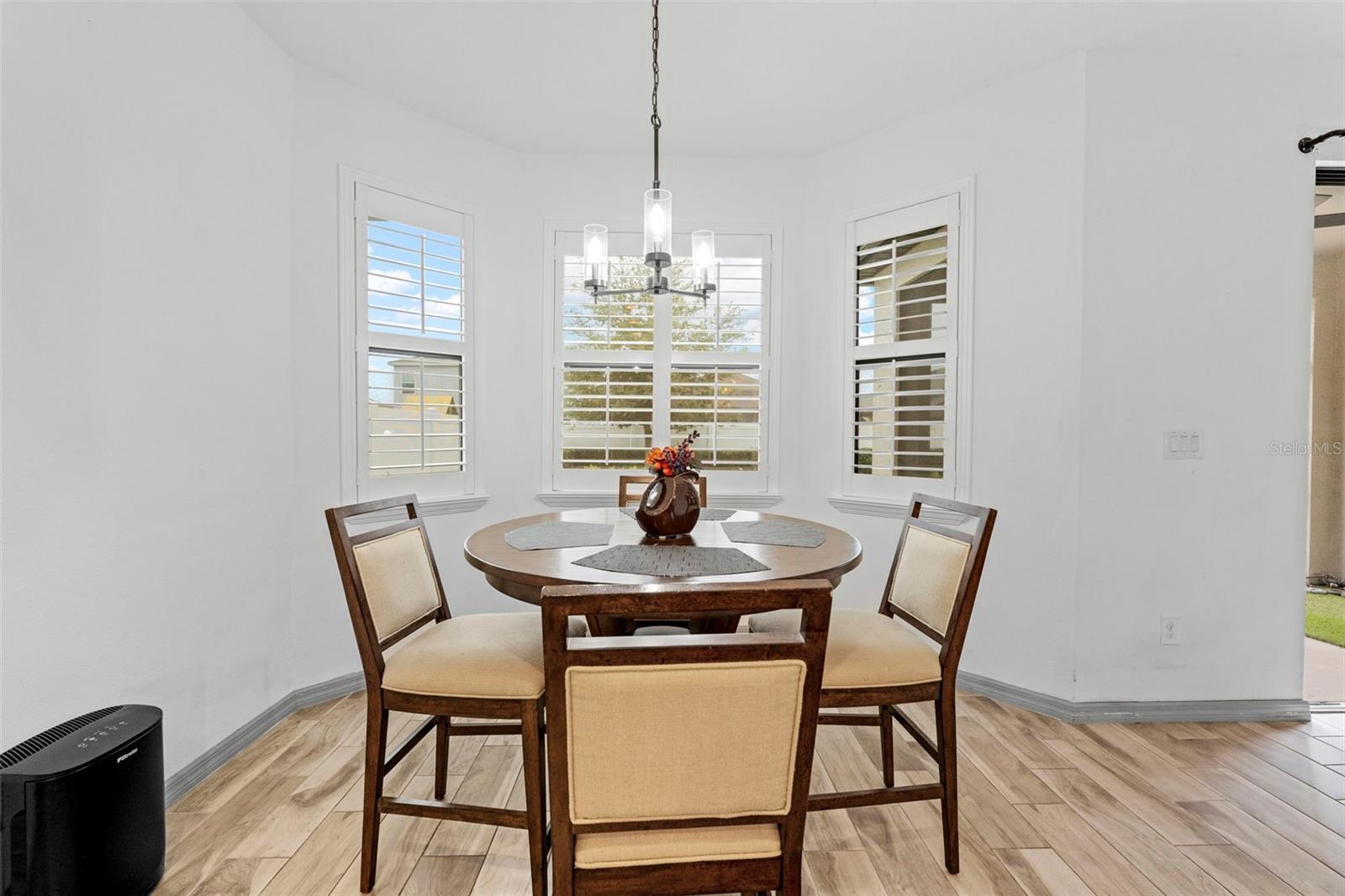 Listing photo id 25 for 690 Old Windsor Way