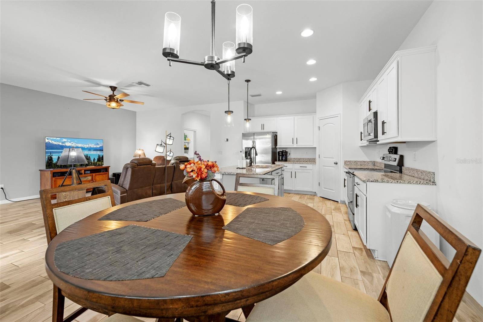 Listing photo id 26 for 690 Old Windsor Way