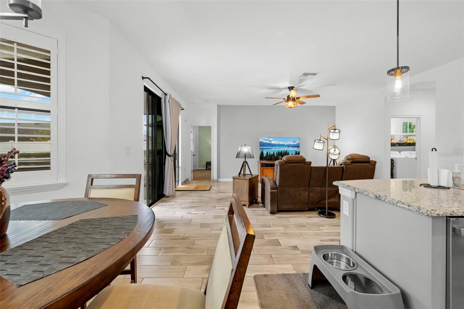 Listing photo id 27 for 690 Old Windsor Way