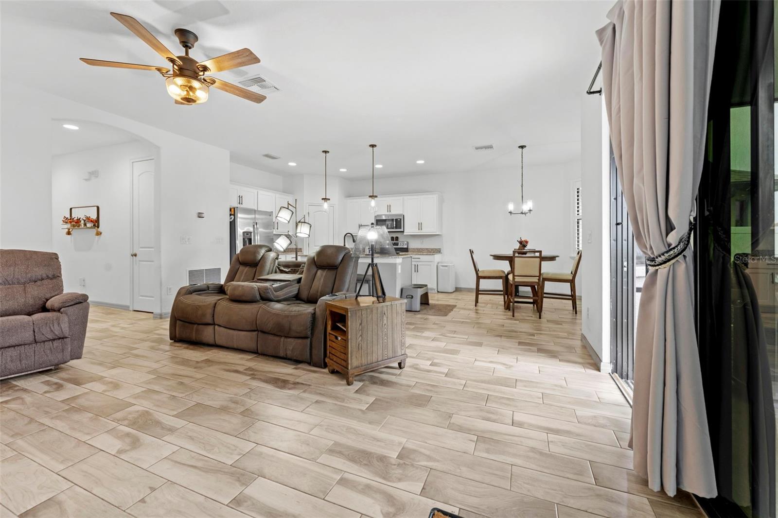 Listing photo id 28 for 690 Old Windsor Way