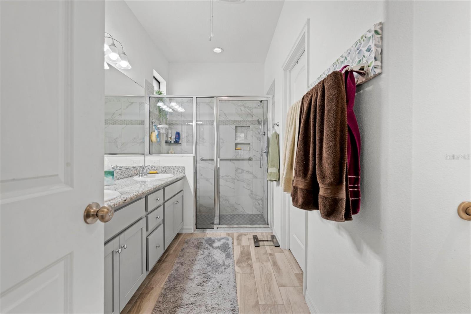 Listing photo id 35 for 690 Old Windsor Way