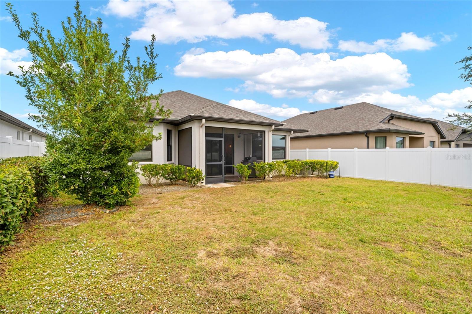 Listing photo id 36 for 690 Old Windsor Way