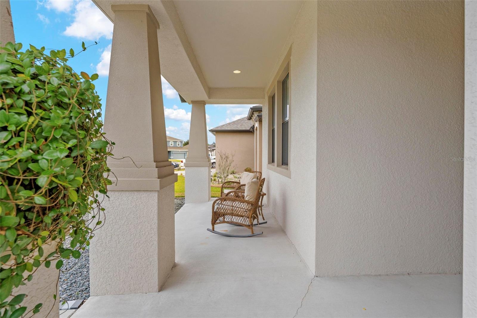 Listing photo id 2 for 690 Old Windsor Way