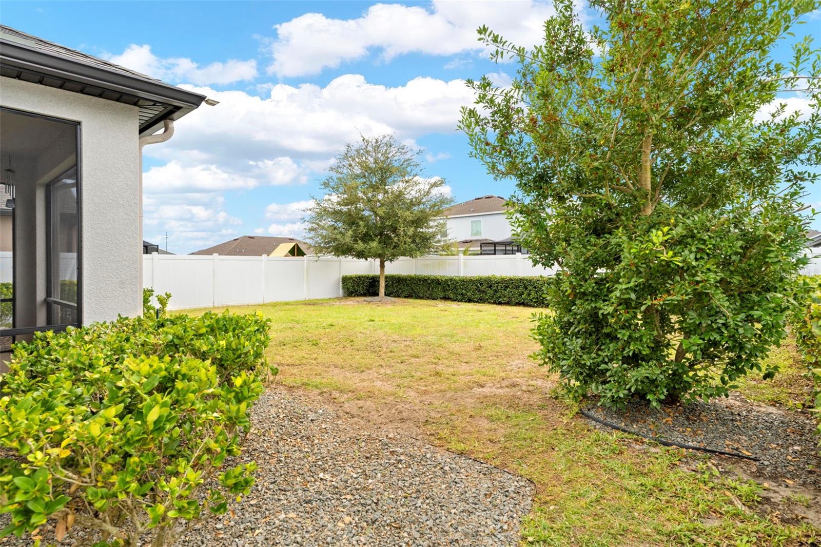 Listing photo id 38 for 690 Old Windsor Way