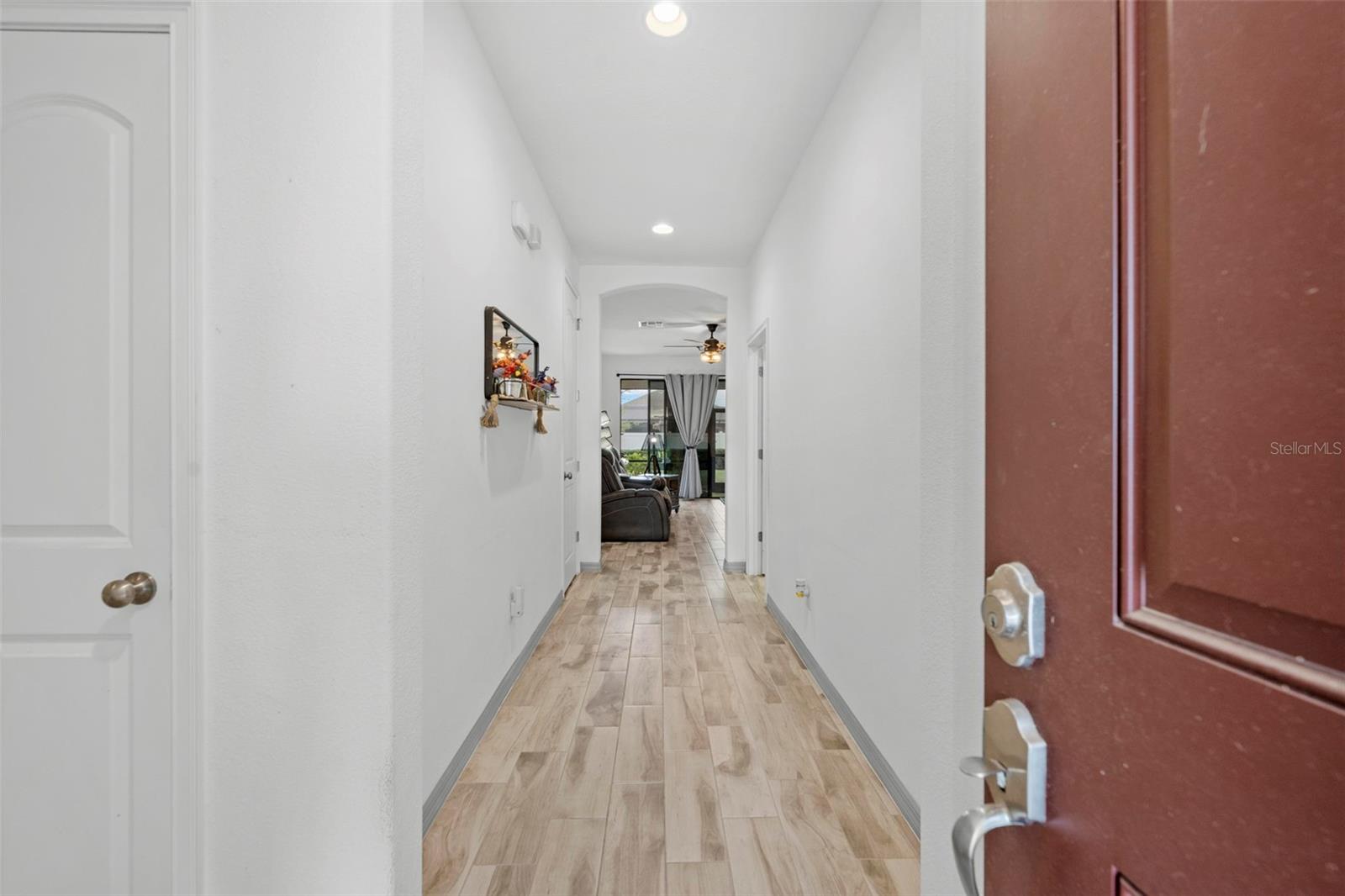 Listing photo id 3 for 690 Old Windsor Way