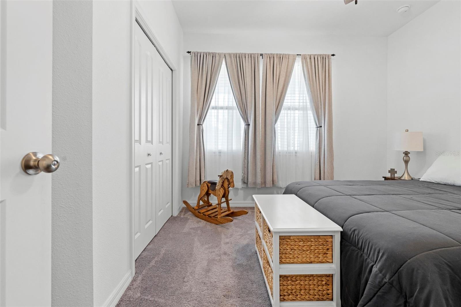 Listing photo id 4 for 690 Old Windsor Way