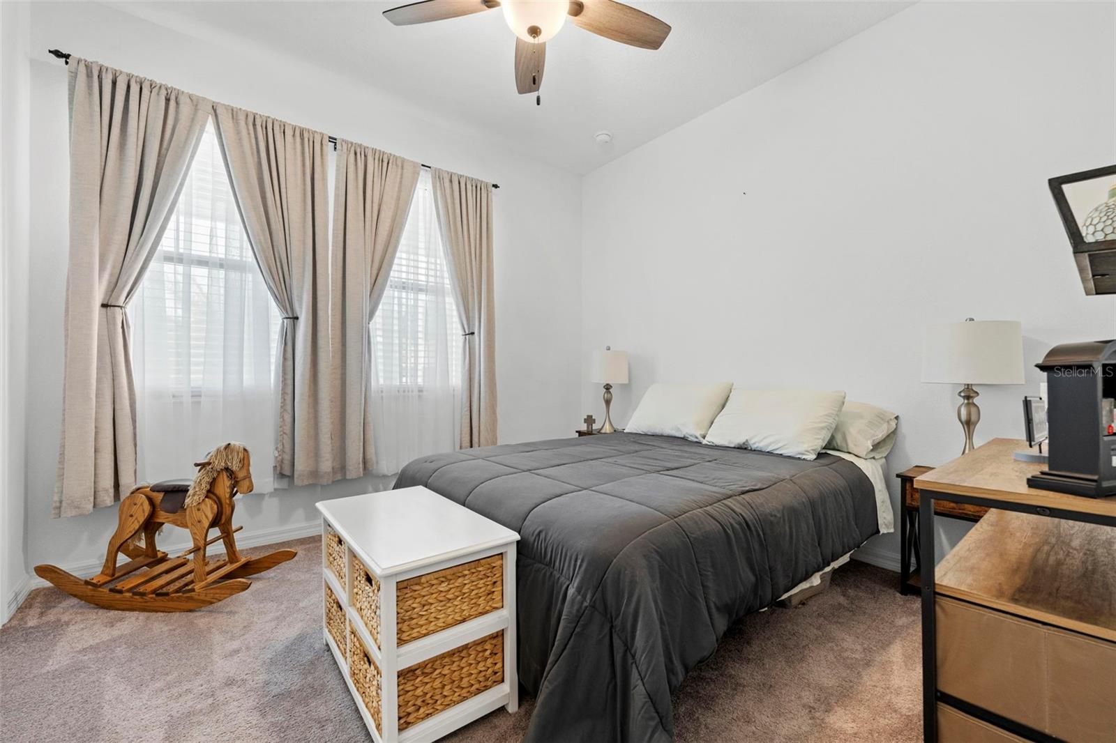 Listing photo id 5 for 690 Old Windsor Way