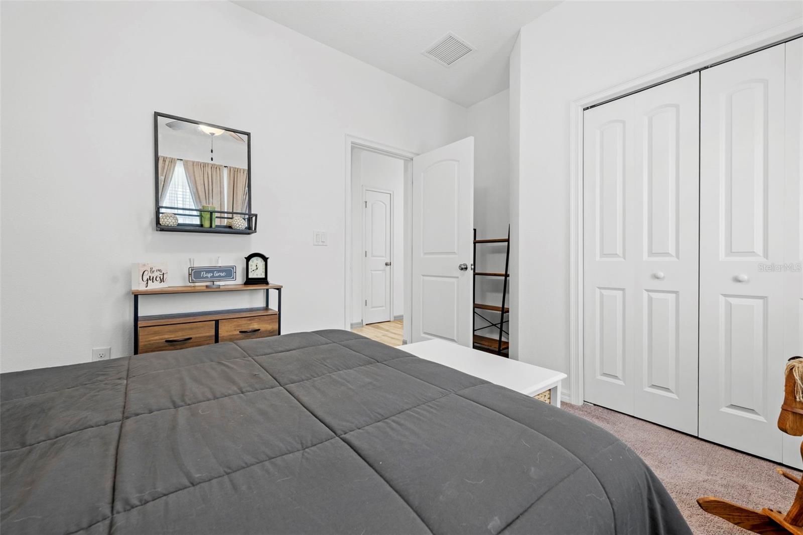 Listing photo id 7 for 690 Old Windsor Way