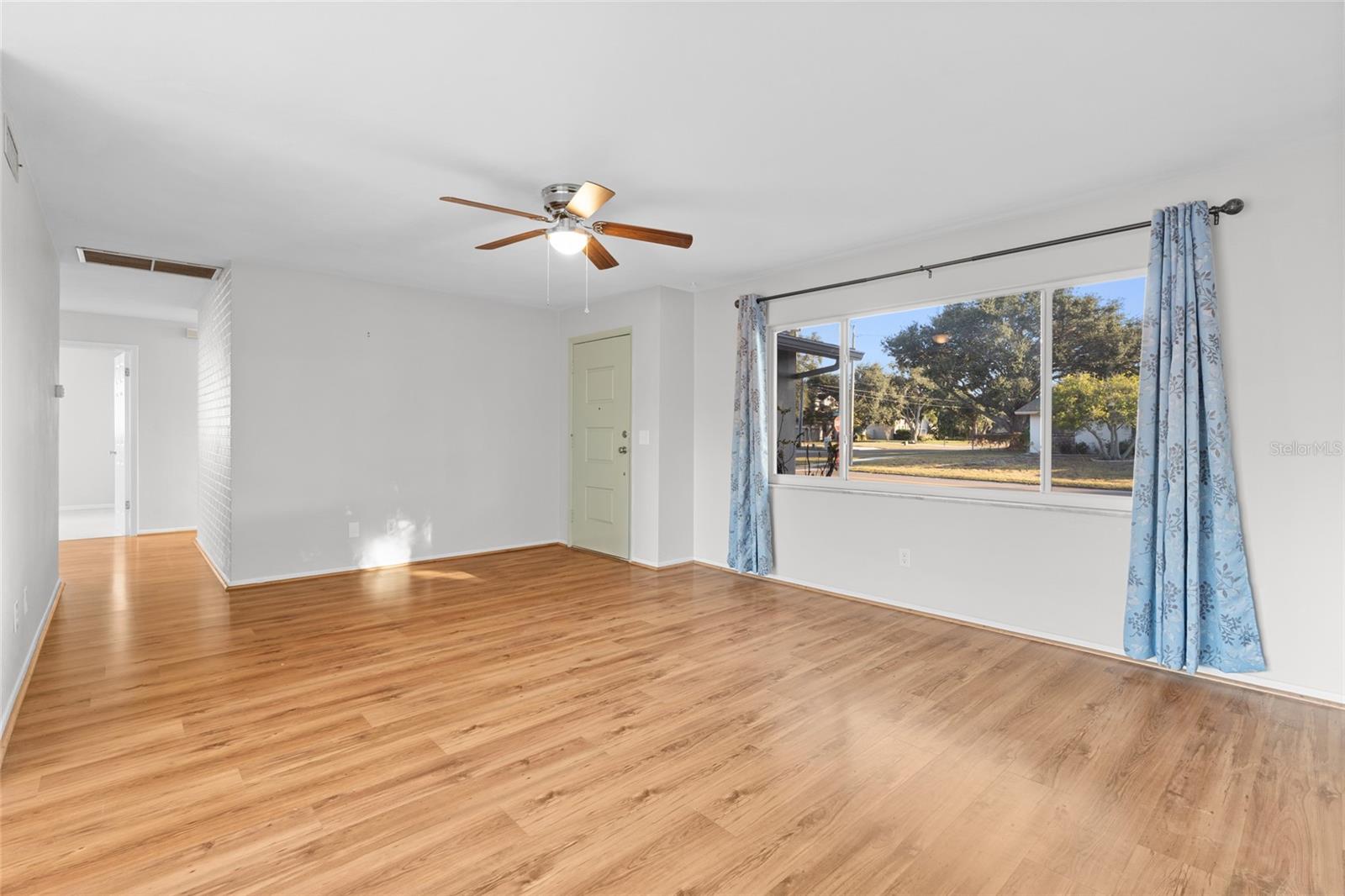 Image 5 of 40 For 13705 Jamaica Drive