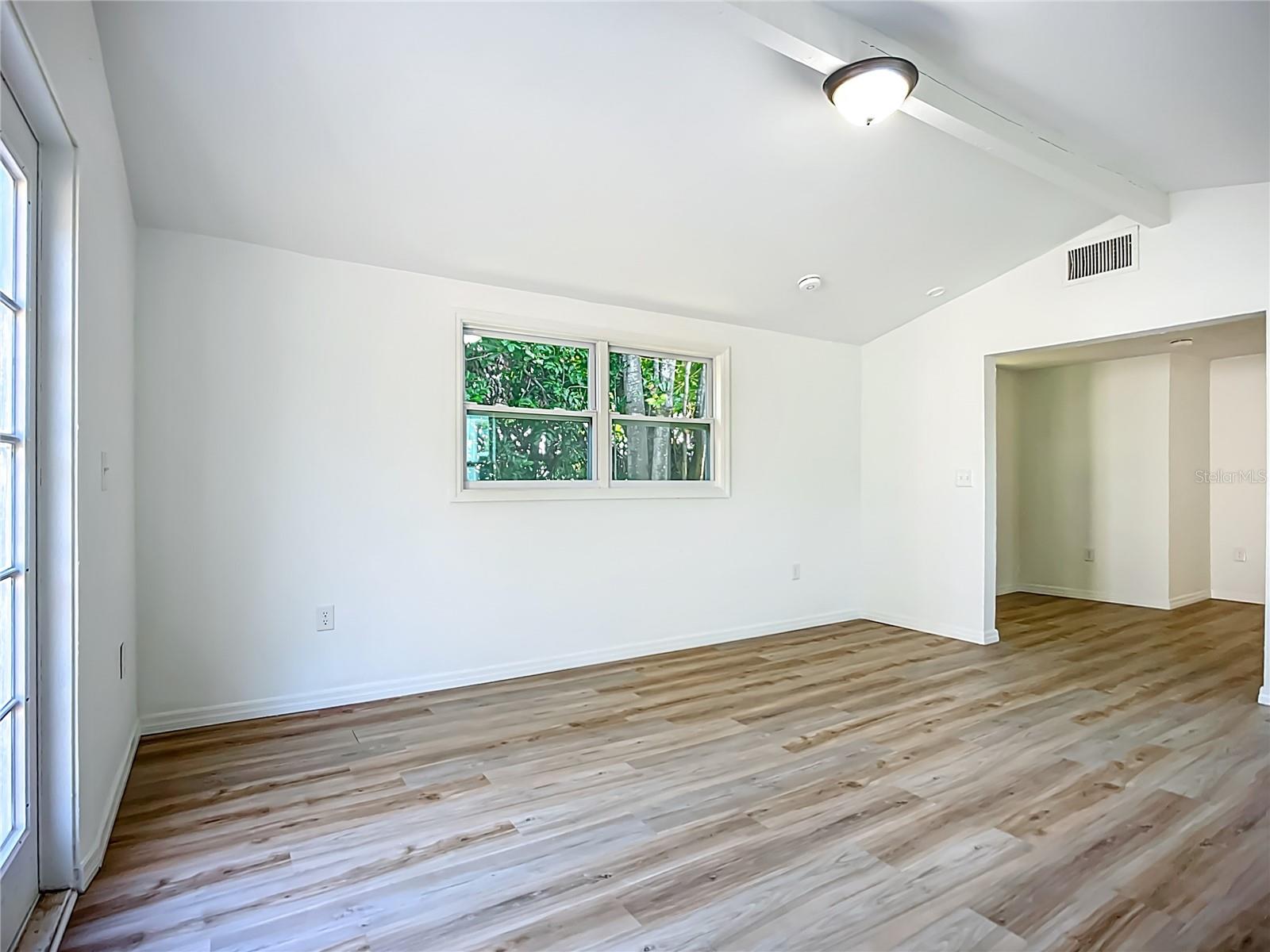 Image 10 of 34 For 317 Jessica Street S