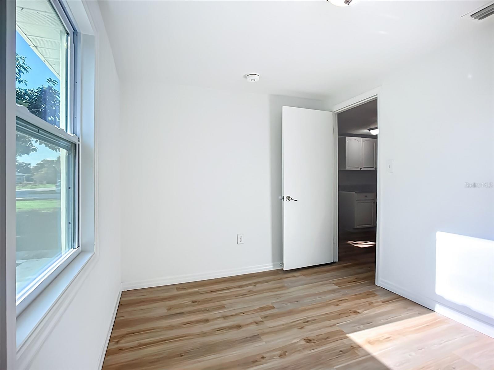 Image 15 of 34 For 317 Jessica Street S