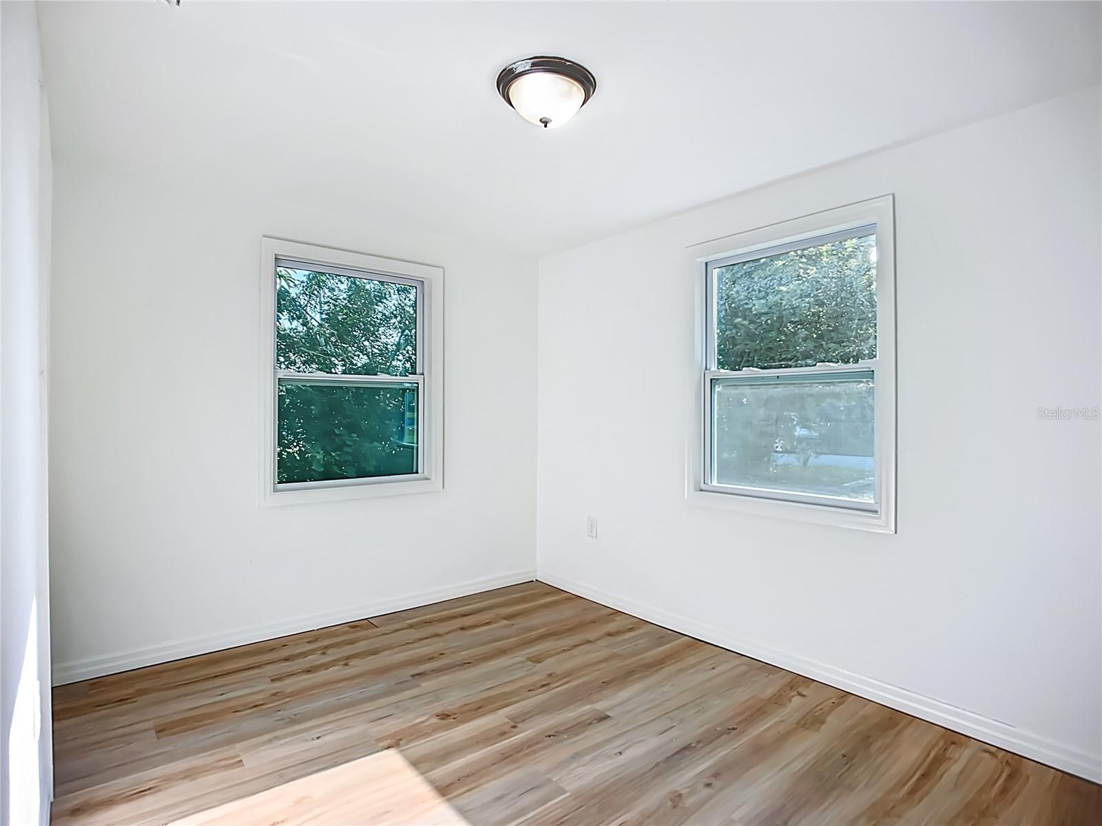 Image 6 of 34 For 317 Jessica Street S