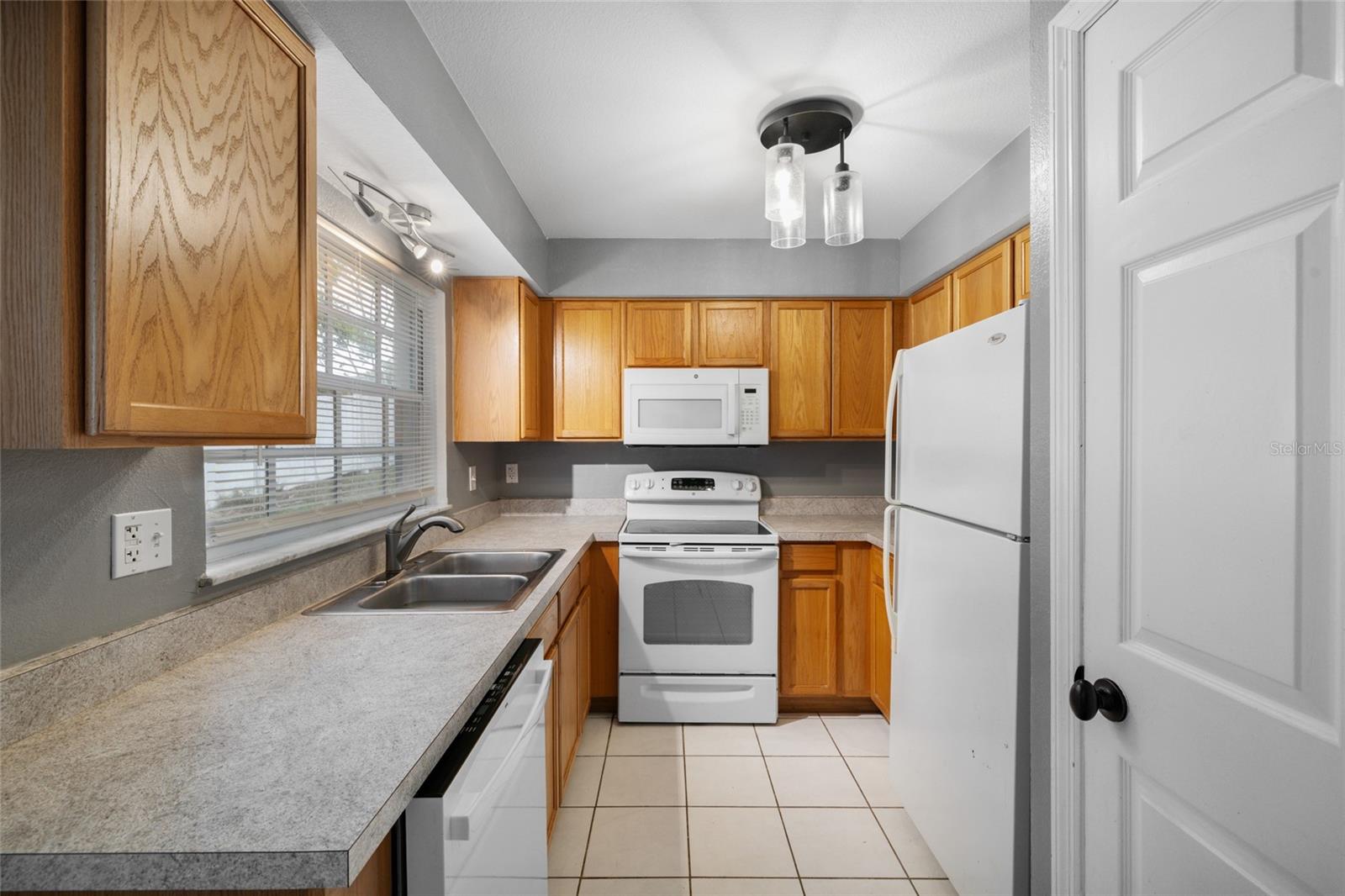 Image 10 of 27 For 37250 Embassy Park Lane