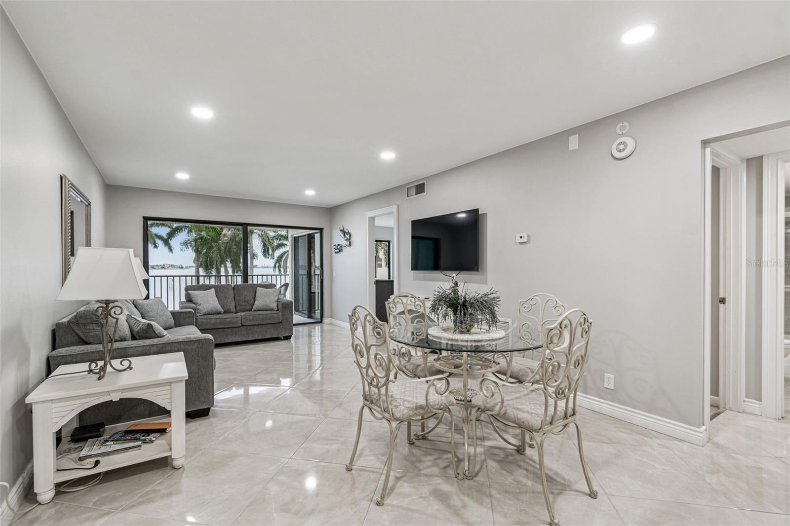 Image 11 of 41 For 6287 Bahia Del Mar Circle 313