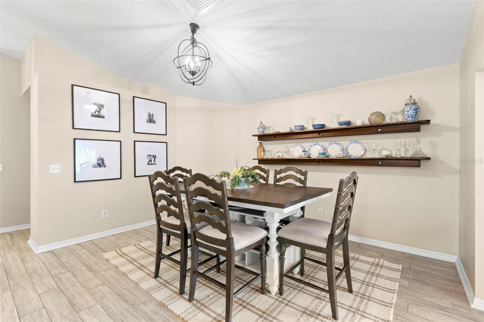 Listing photo id 10 for 3418 Lake Drive