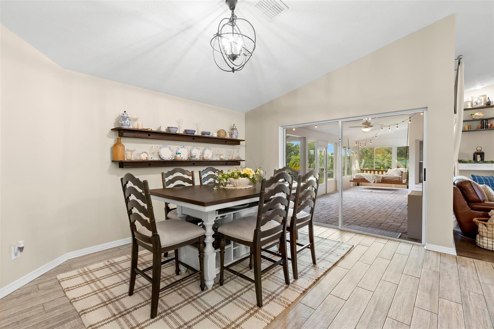 Listing photo id 11 for 3418 Lake Drive