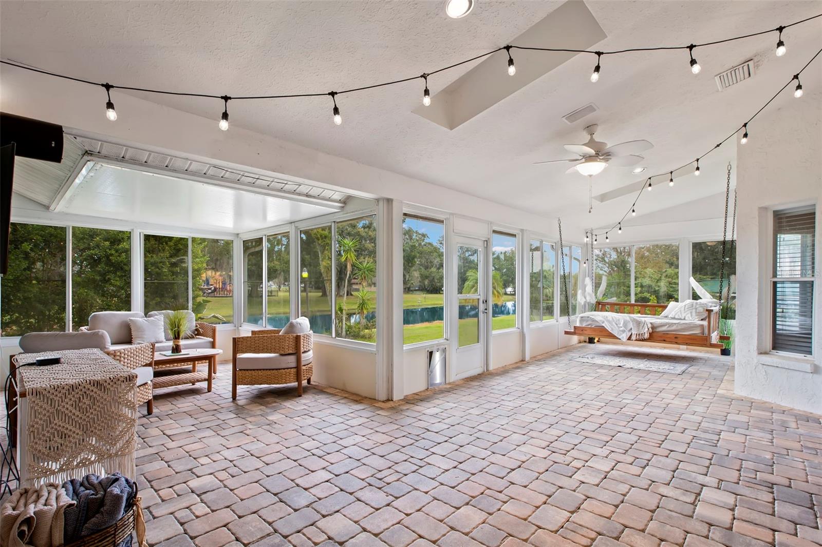 Listing photo id 13 for 3418 Lake Drive