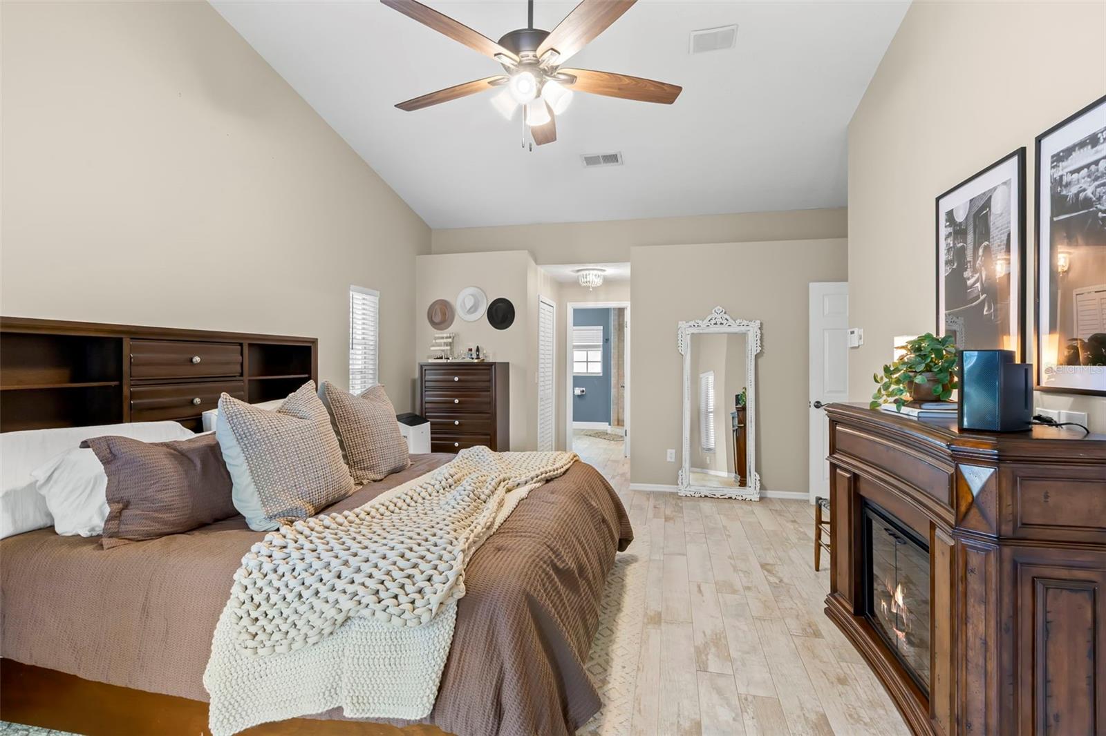 Listing photo id 21 for 3418 Lake Drive