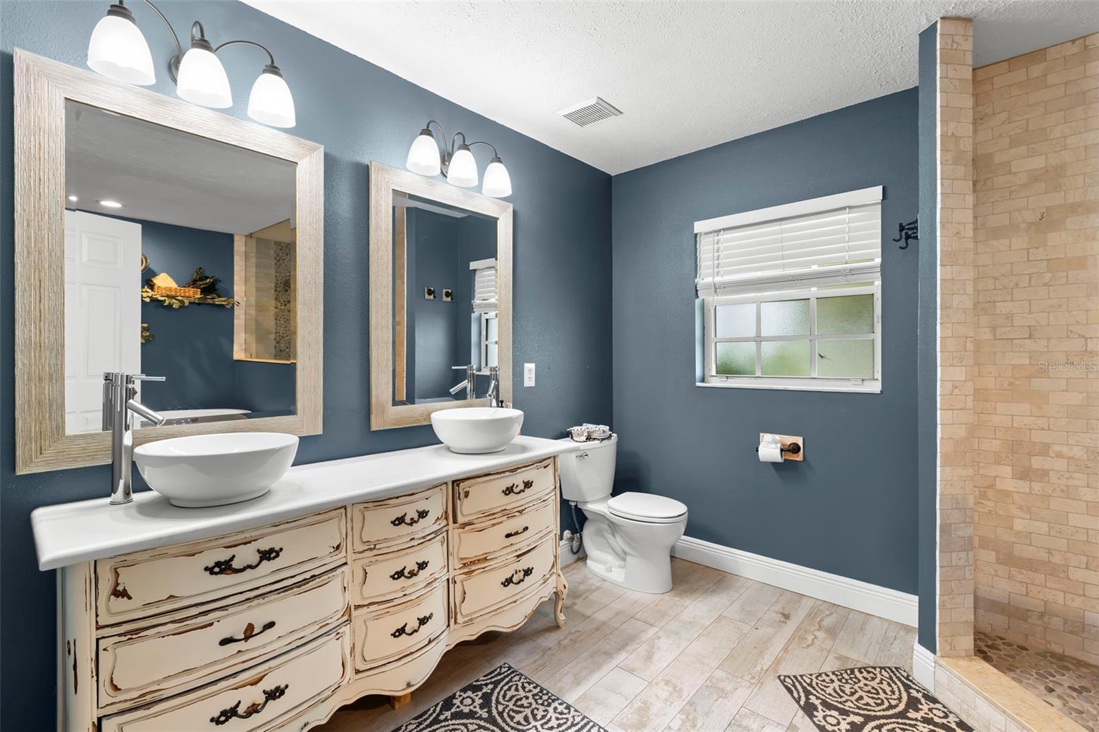 Listing photo id 23 for 3418 Lake Drive