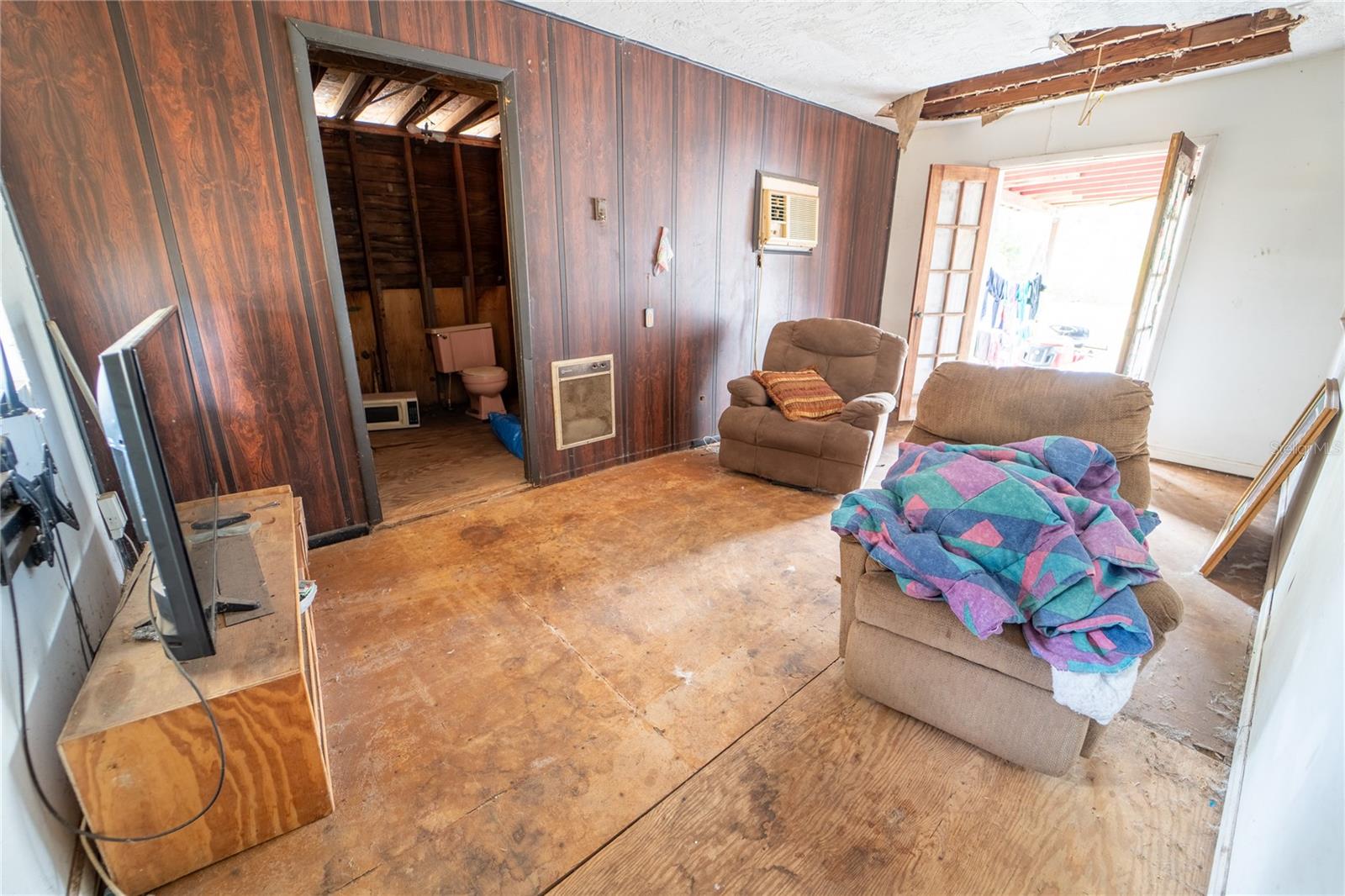 Listing photo id 13 for 7813 Valrie Lane