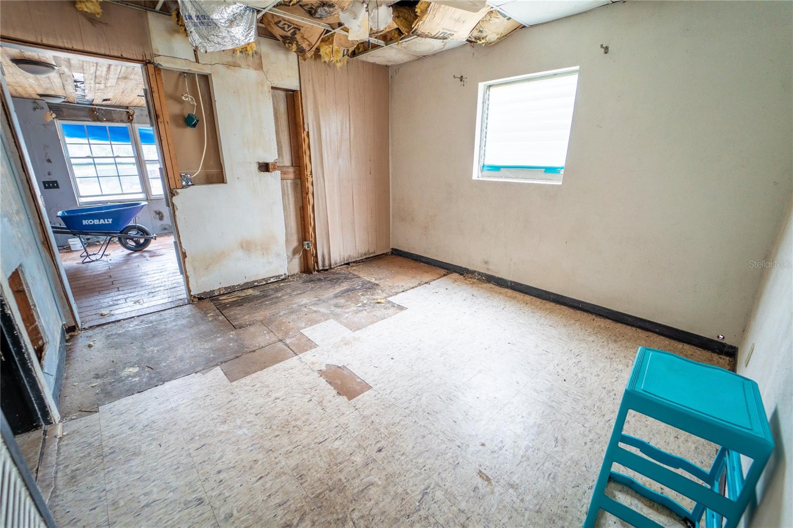 Listing photo id 15 for 7813 Valrie Lane