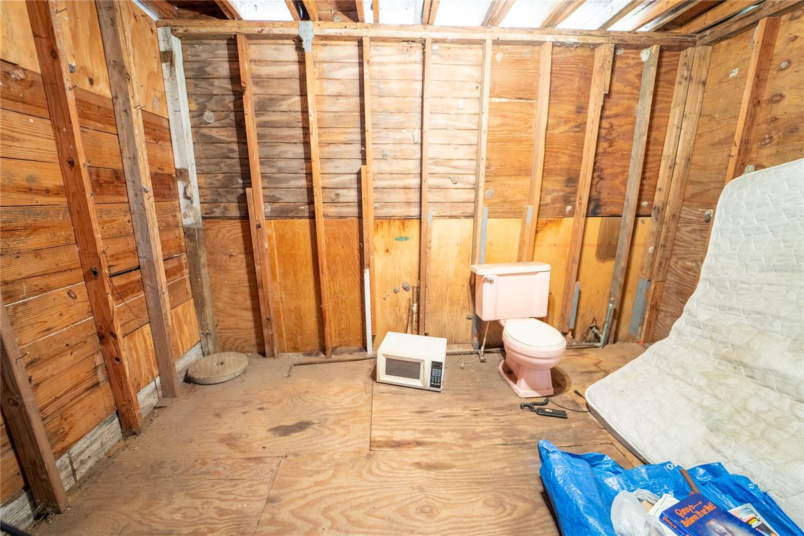 Listing photo id 16 for 7813 Valrie Lane