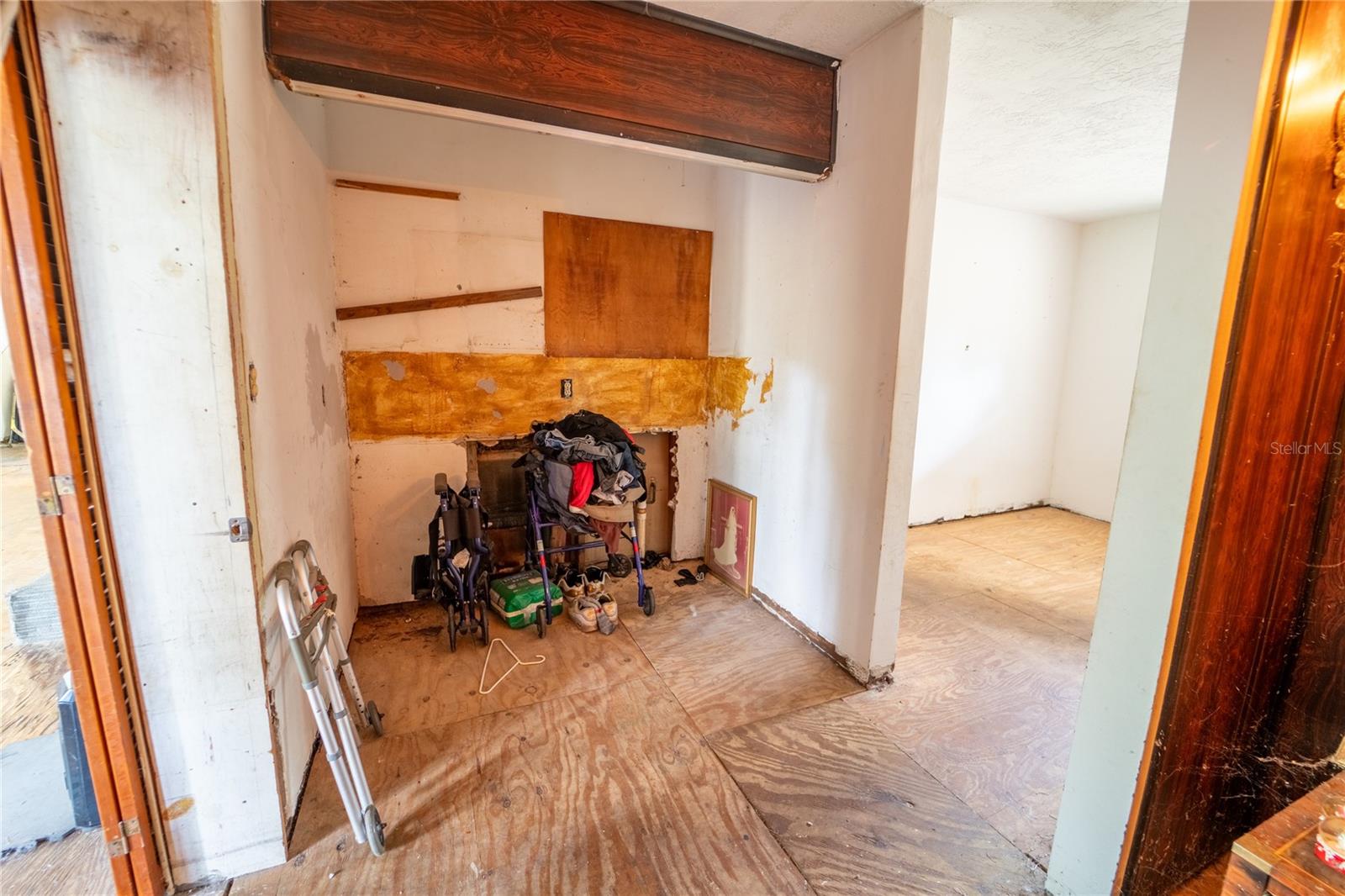 Listing photo id 17 for 7813 Valrie Lane