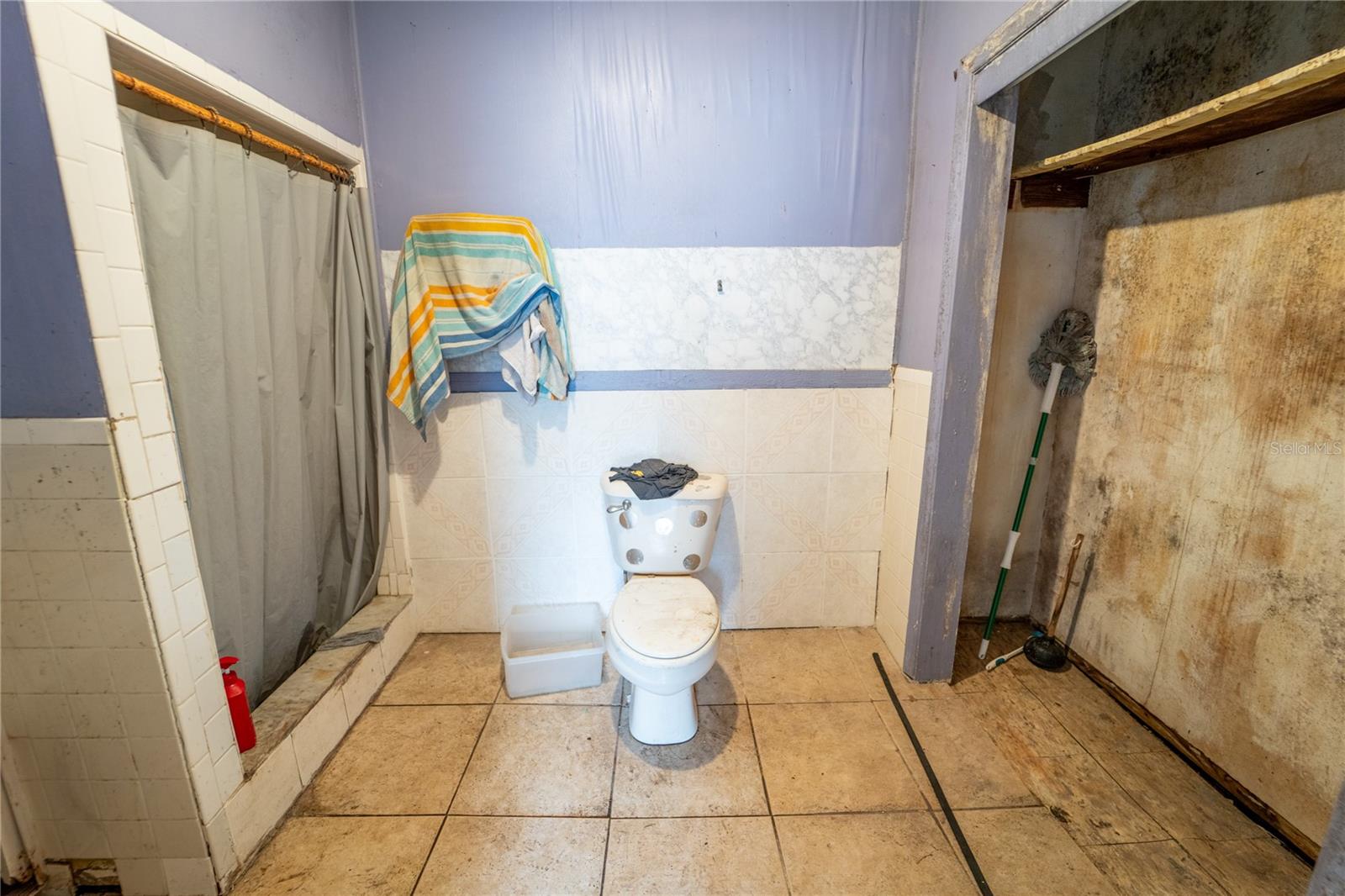 Listing photo id 18 for 7813 Valrie Lane