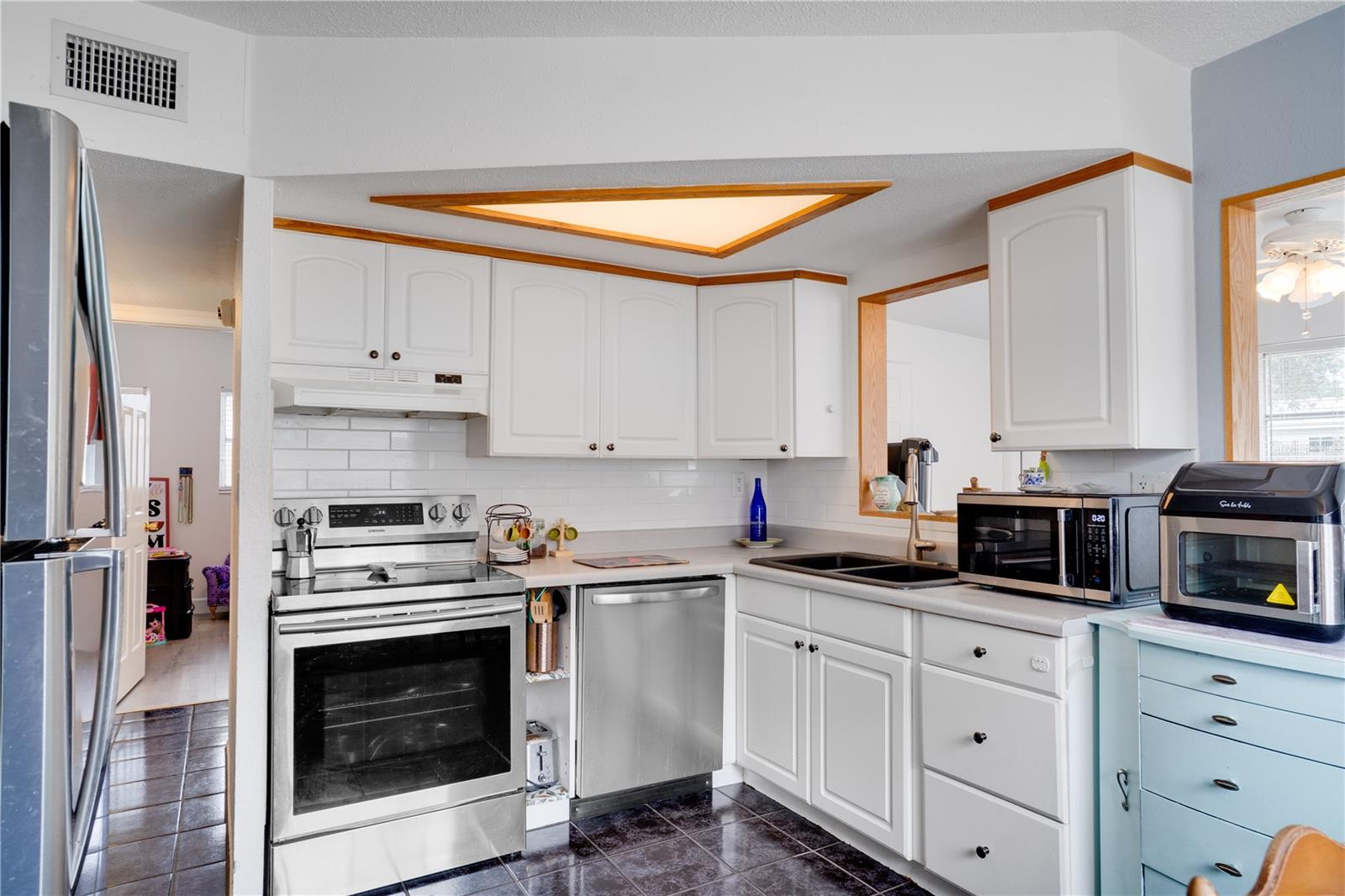 Image 7 of 28 For 718 Northmoor Avenue N