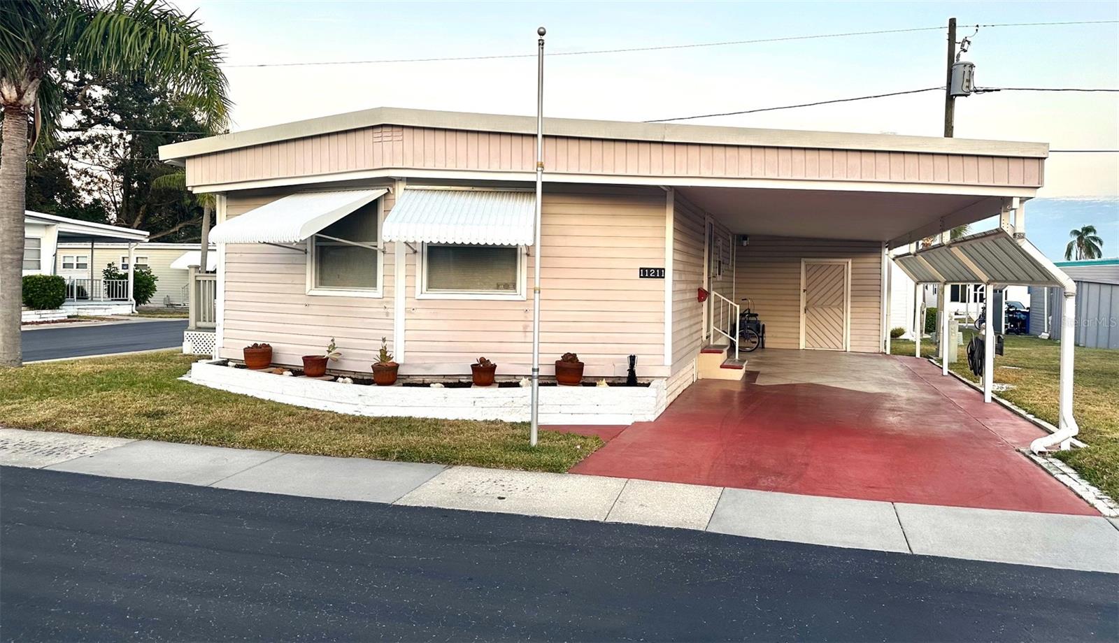 Listing photo id 12 for 11211 101st Street 93