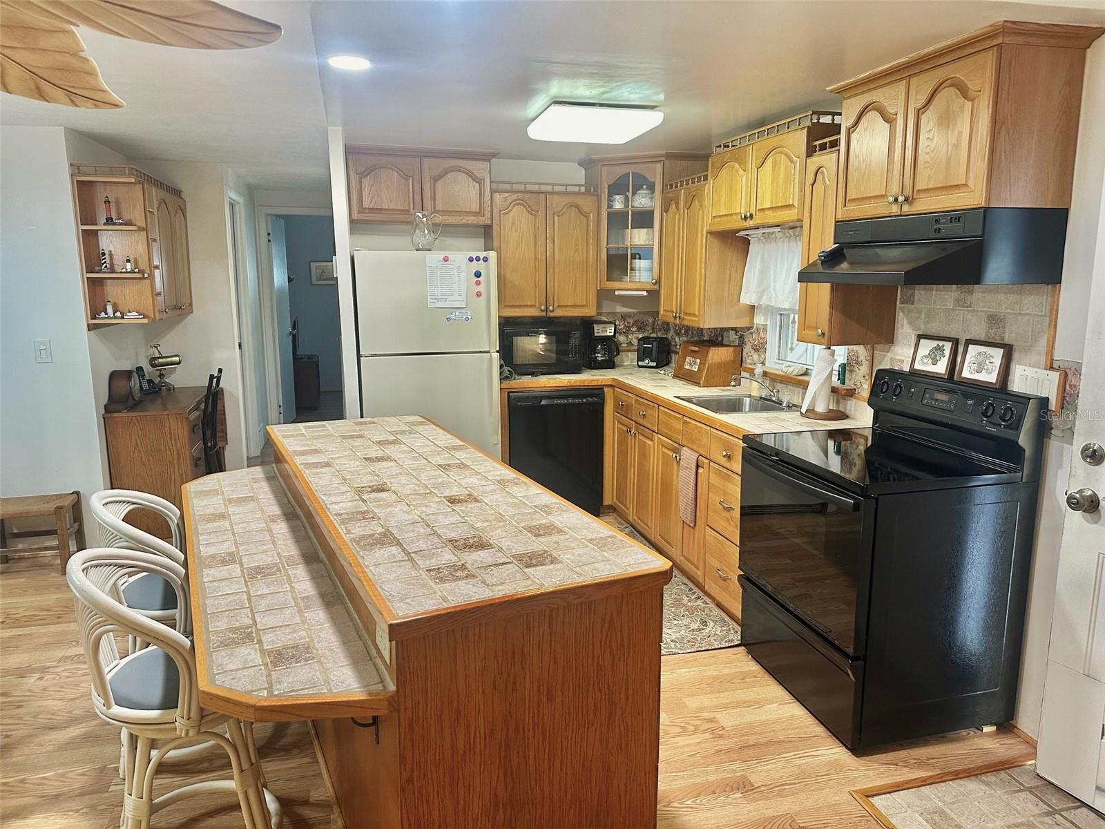 Listing photo id 2 for 11211 101st Street 93