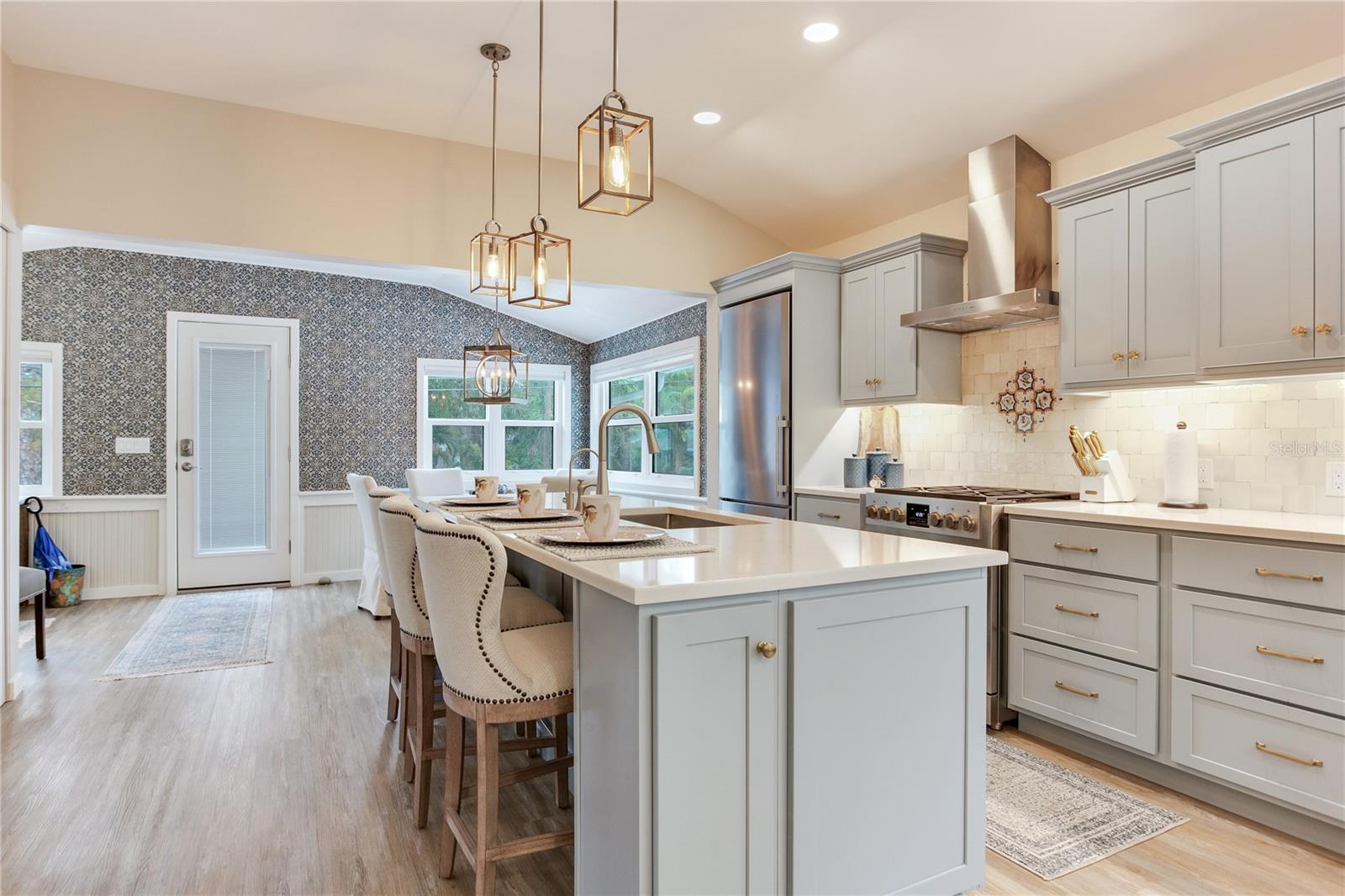 Image 19 of 61 For 652 Ohio Place