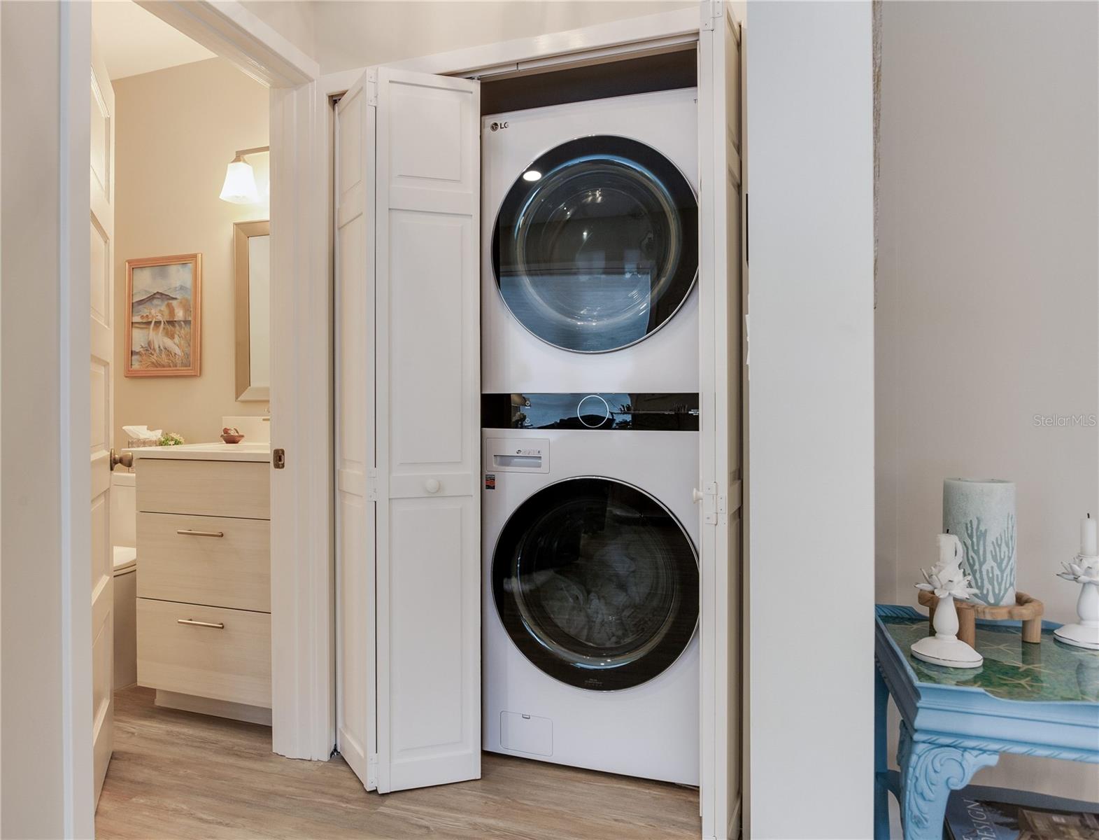 Image 23 of 61 For 652 Ohio Place