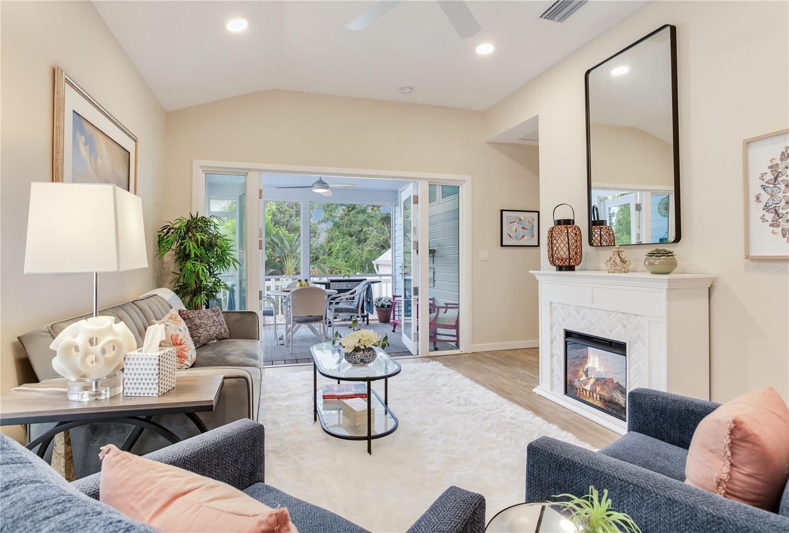 Image 27 of 61 For 652 Ohio Place