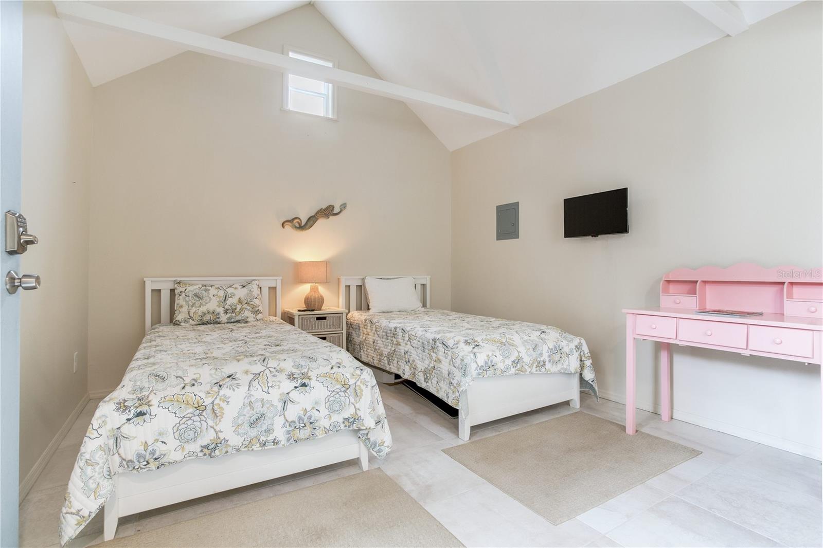 Image 42 of 61 For 652 Ohio Place