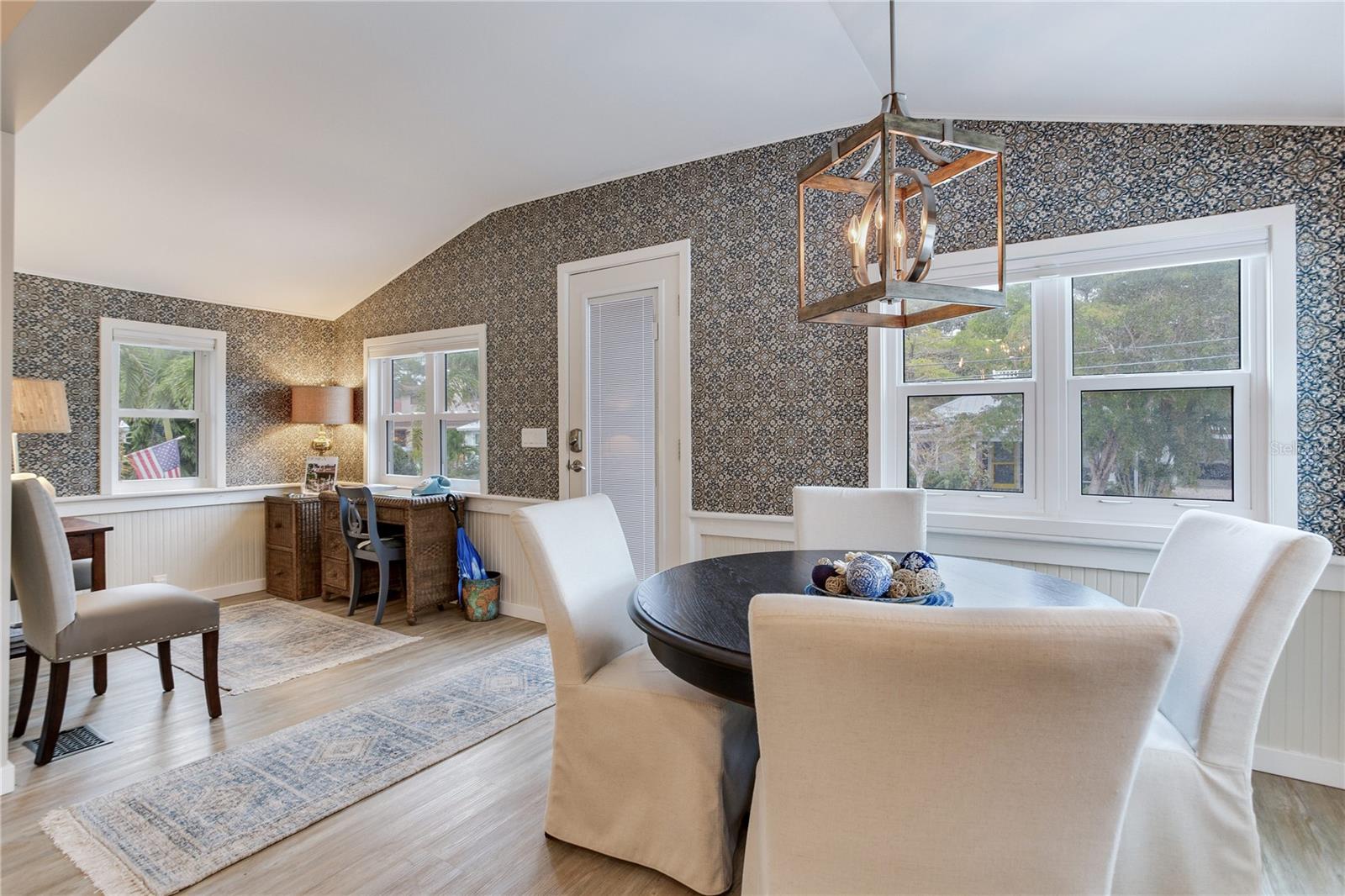 Image 9 of 61 For 652 Ohio Place