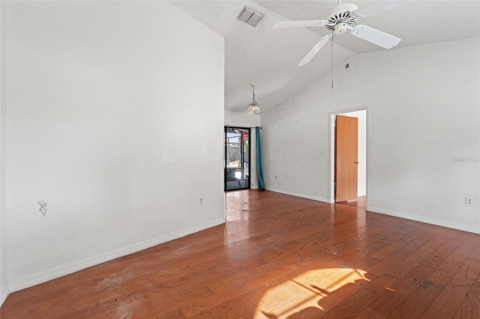 Listing photo id 5 for 13991 Coronado Drive