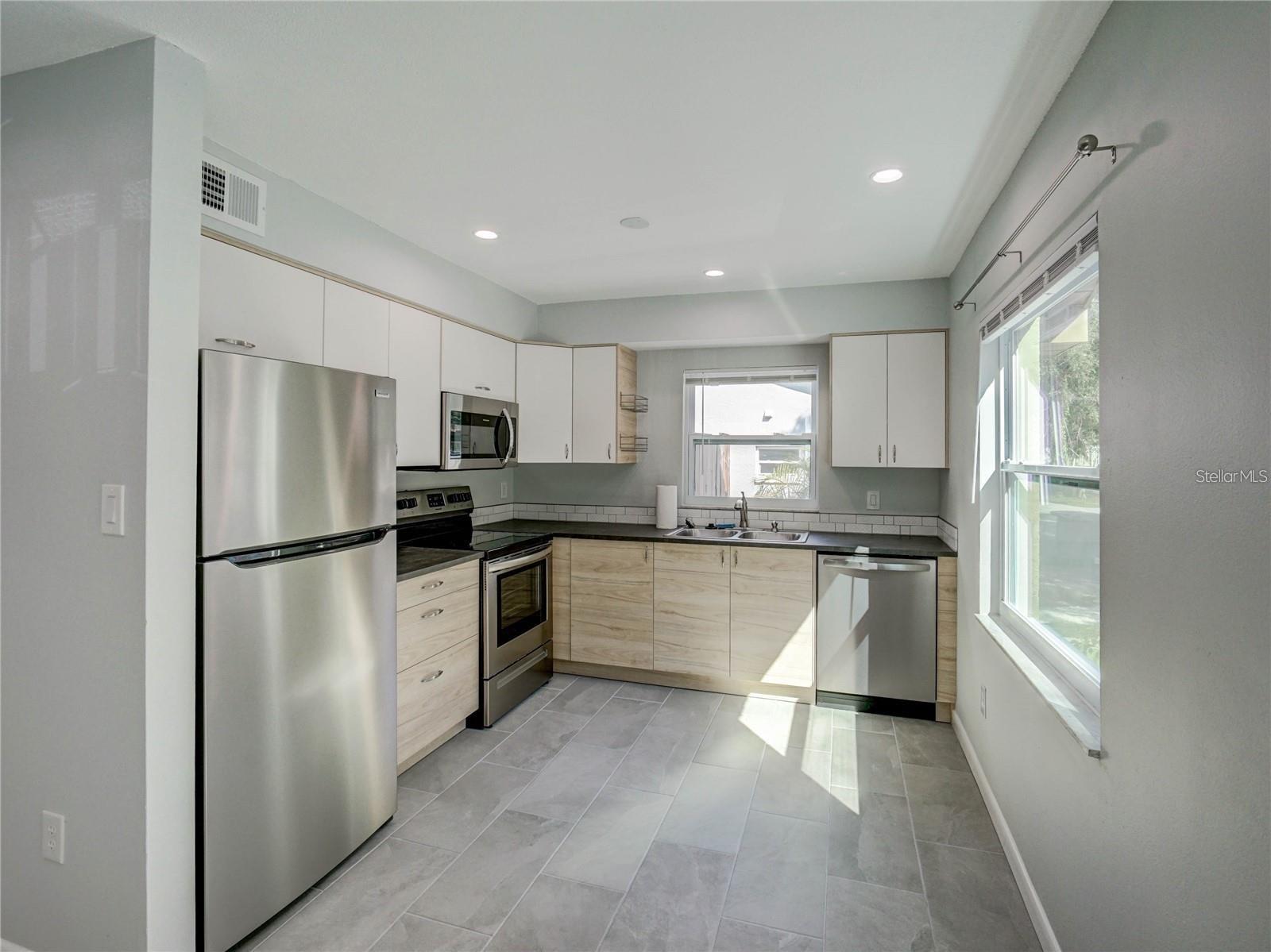 Image 10 of 23 For 1007 Sumner Boulevard C