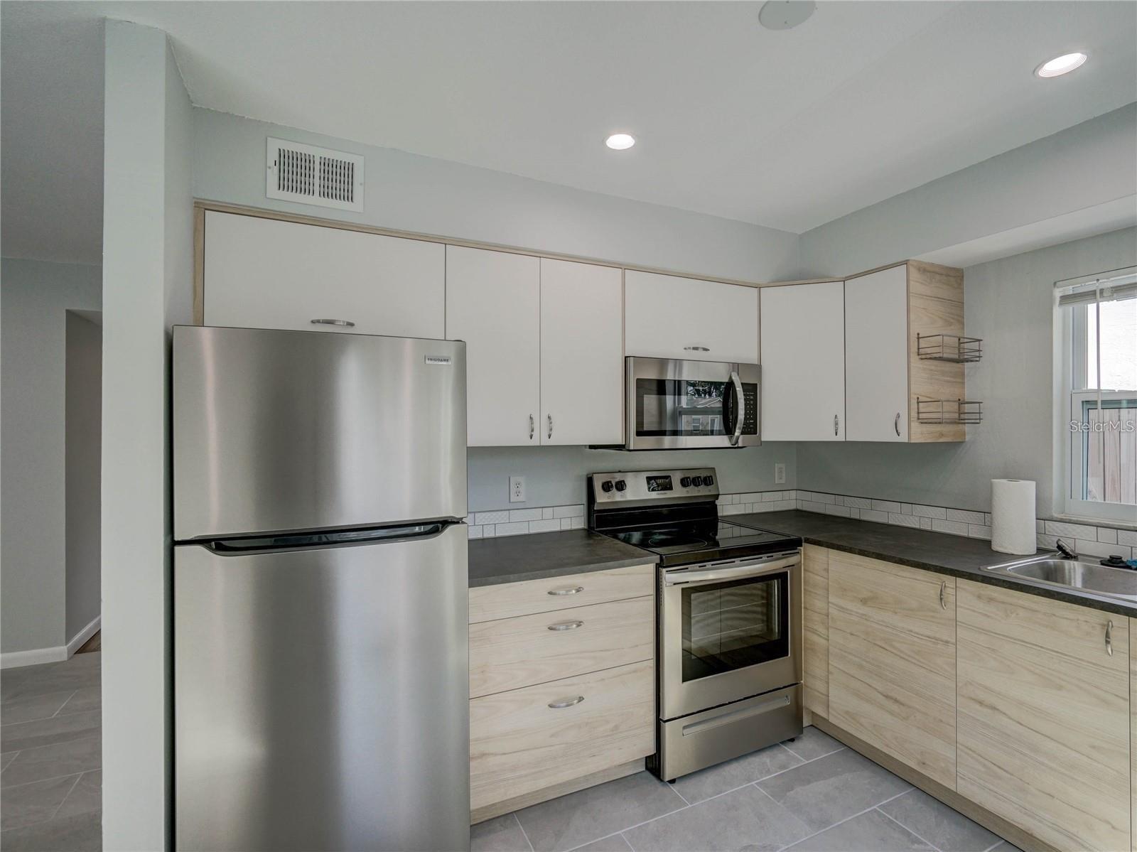 Image 11 of 23 For 1007 Sumner Boulevard C