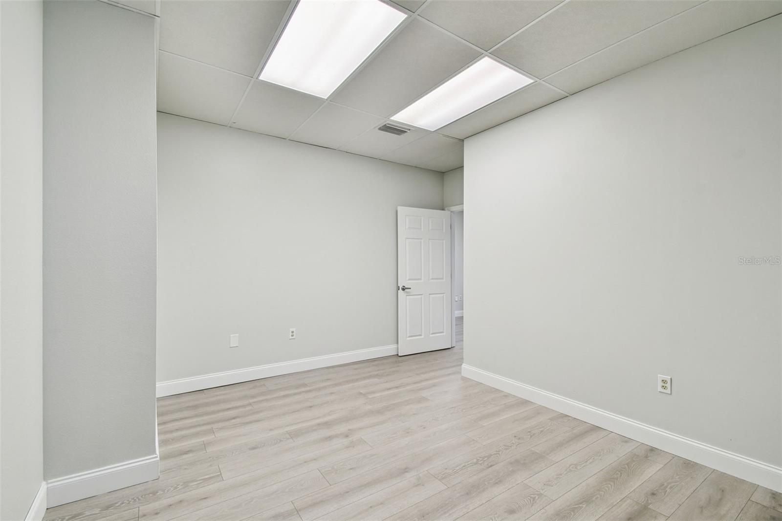 Image 18 of 43 For 5404 Hoover Boulevard 18