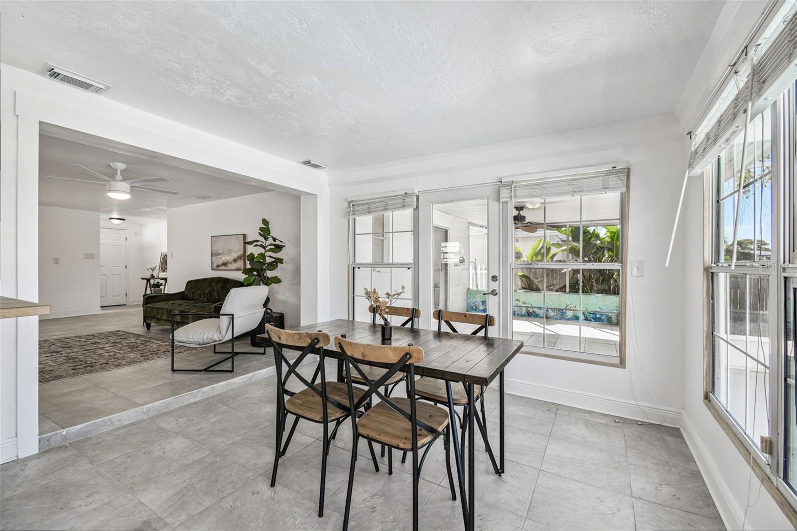 Listing photo id 21 for 13711 Allyn Drive