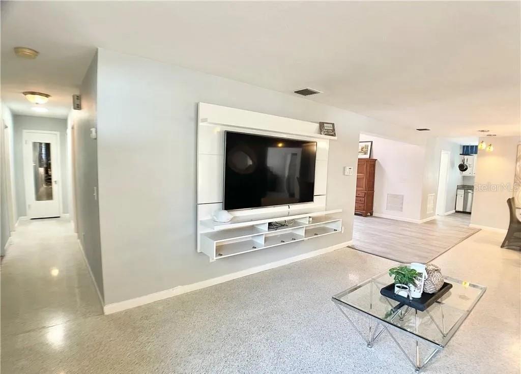 Image 8 of 20 For 1348 Woodmere Lane