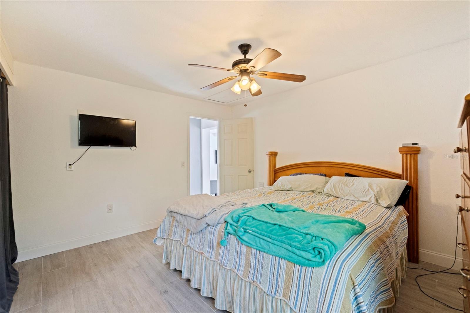 Image 22 of 43 For 5322 25th Avenue S