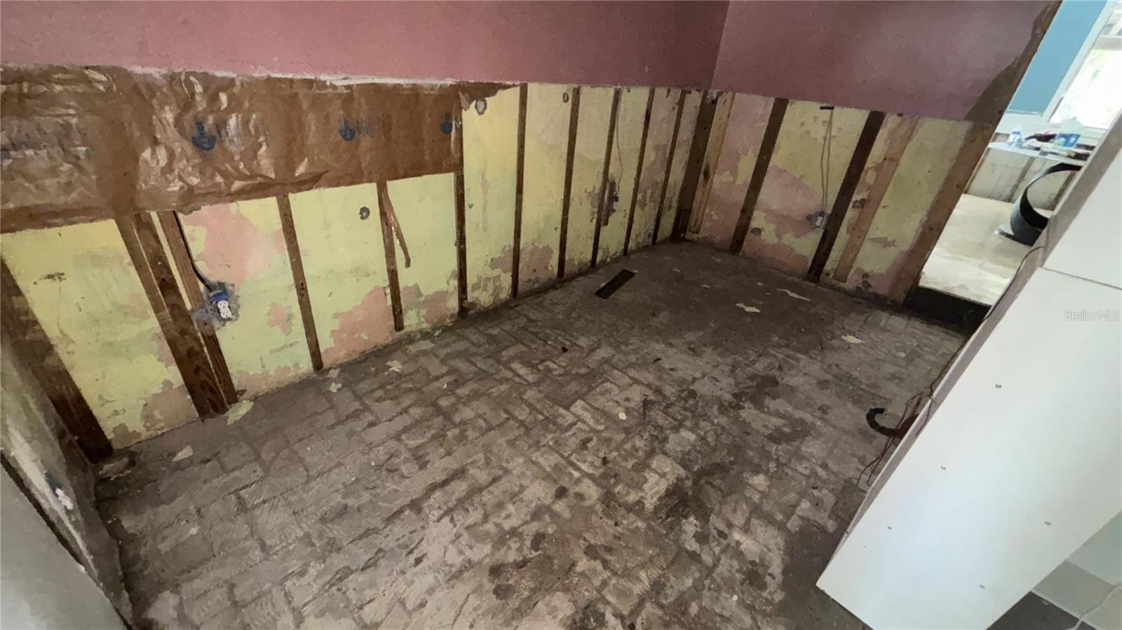 Image 6 of 14 For 2927 Alline Avenue