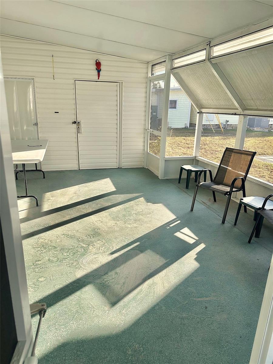 Listing photo id 11 for 2000 Bay Drive 103