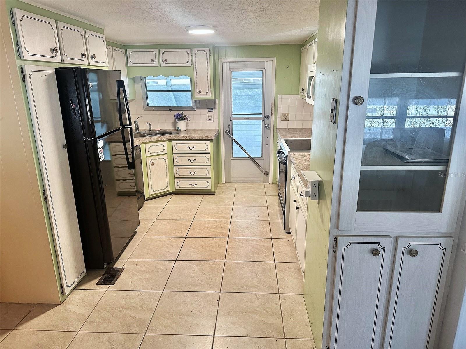 Listing photo id 1 for 2000 Bay Drive 103