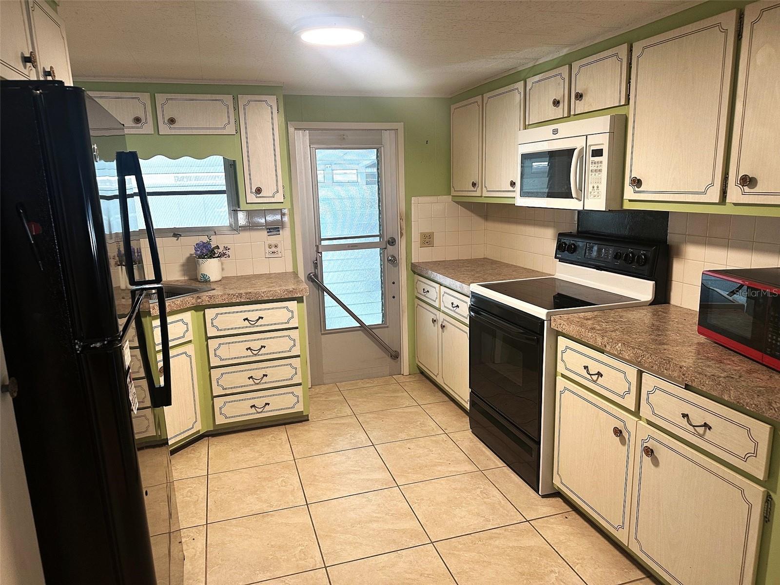 Listing photo id 2 for 2000 Bay Drive 103