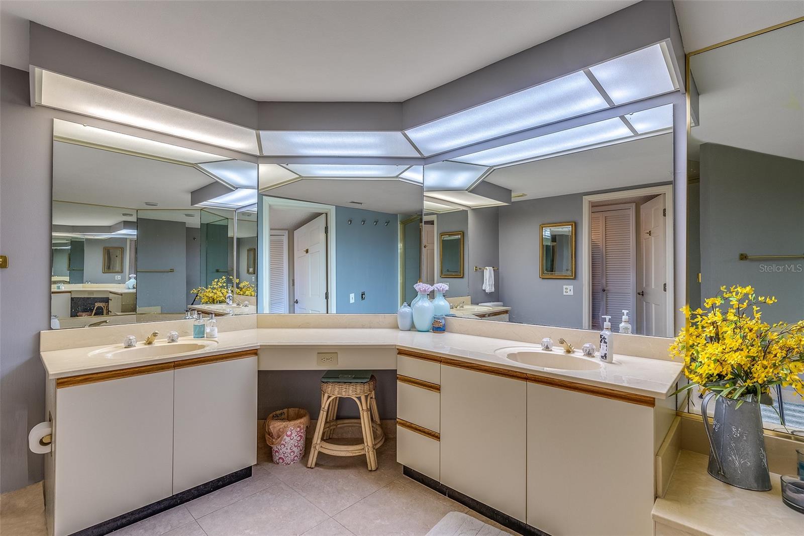 Image 18 of 56 For 6500 Sunset Way 116